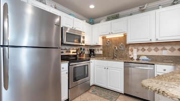 Condo, 2 quartos | Cozinha privada | Geladeira, fogão, cafeteira/chaleira