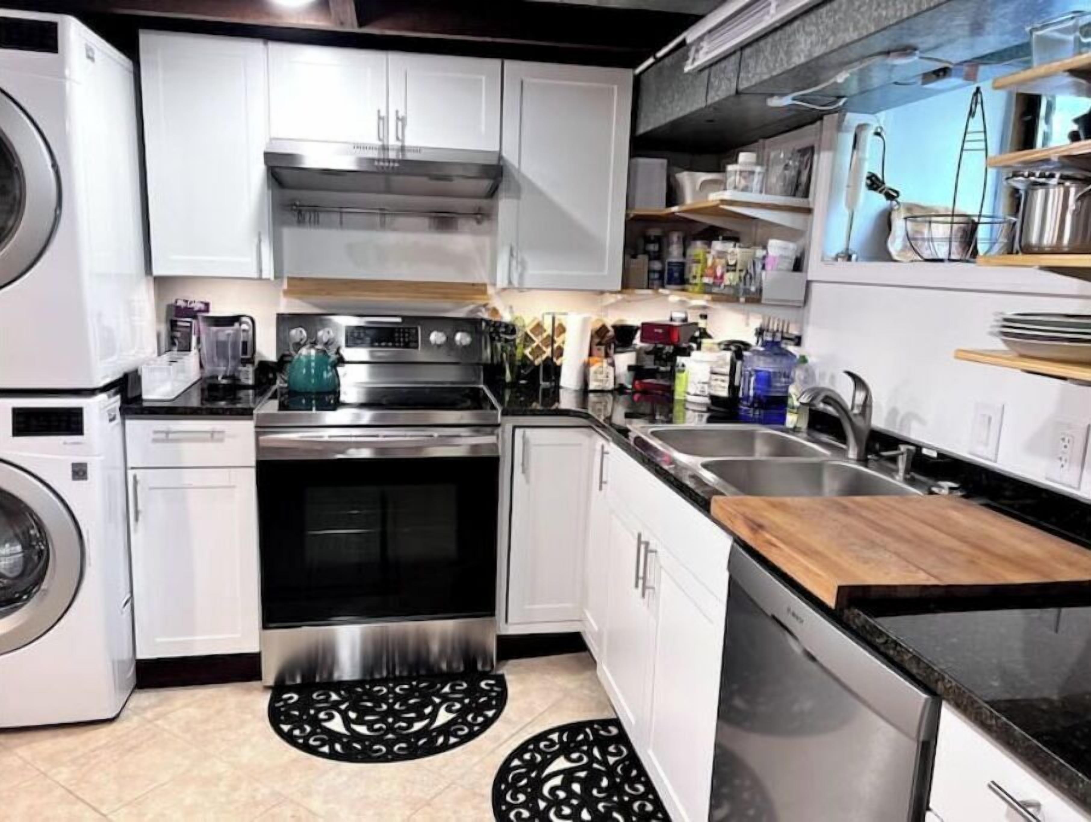 Ovn, kokeplater, oppvaskmaskin og hurtigmikser