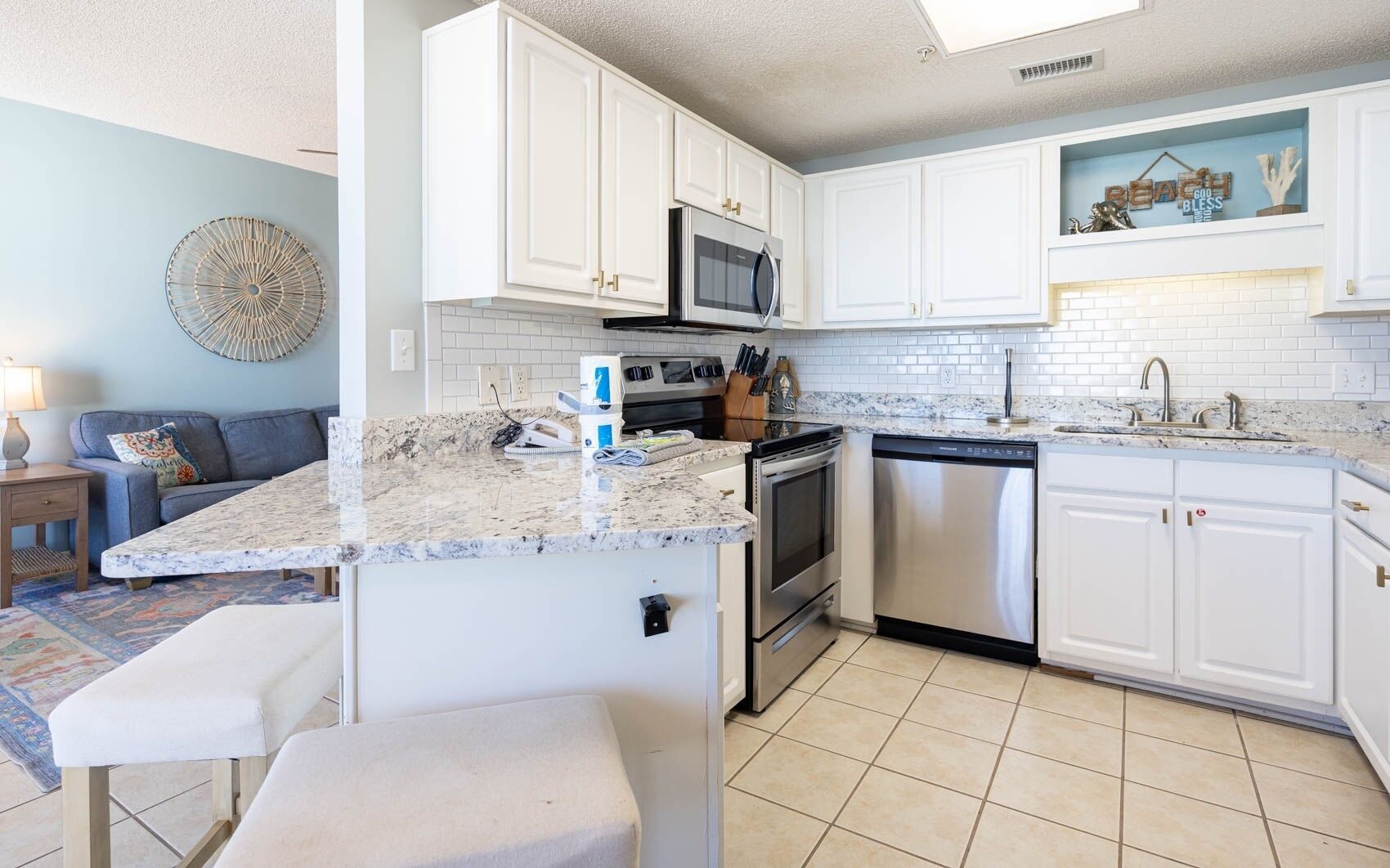 Condo, 1 Bedroom | Private kitchen | Fridge, oven, coffee/tea maker