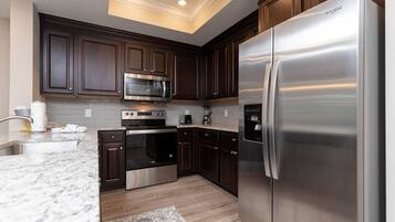 Appart'hÎtel, 2 chambres | Cuisine privée | Réfrigérateur, four, cafetiÚre/bouilloire