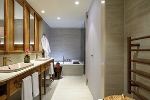 Suite presidencial (Kinnert) | Baño | Artículos de higiene personal gratuitos, secador de pelo y albornoces