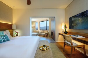 Minibar, caja de seguridad en la habitación y decoración personalizada 