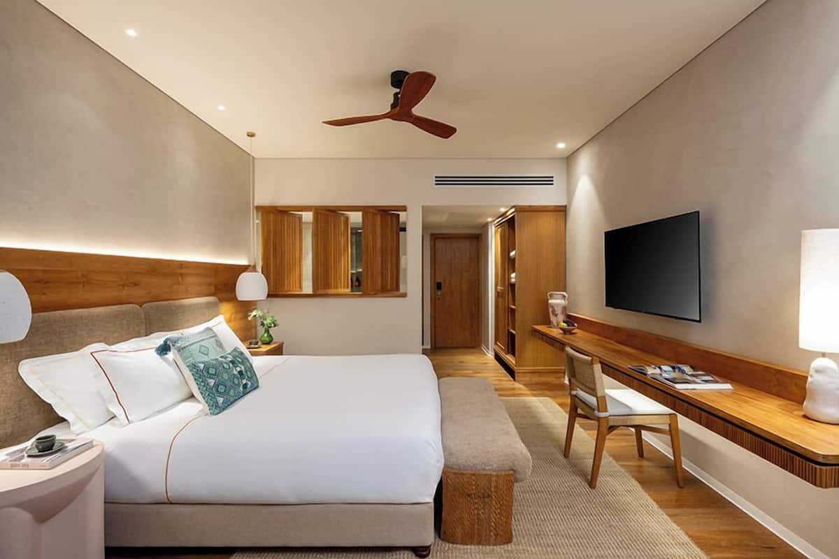 Executive Slow | Minibar, in-room safe, desk, soundproofing