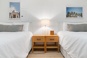 2 bedrooms, iron/ironing board, WiFi, bed sheets - Chic - Beachside Condo - 1min walk to beach! (Santa Rosa Beach)