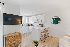 Réfrigérateur, four à micro-ondes, un four, surface de cuisson
