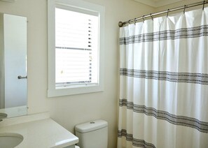 Duschwanne, Haartrockner, Handtücher