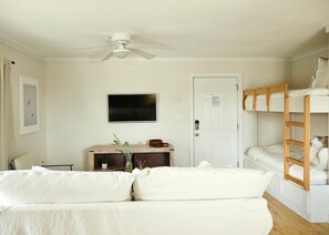 1 habitación, tabla de planchar con plancha, wifi y ropa de cama