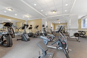 A gym with various cardio machines, mirrors, and weightlifting equipment. - 🌴 Stylish Studio Retreat in Sandestin Resort (Miramar Beach)