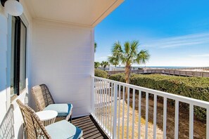 Terrace/patio - Beachfront Stylish Condo - Stunning Views! Sleeps up to 6. (Gulf Shores)
