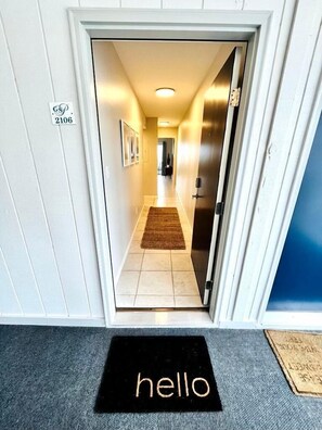 Interior - Beachfront Stylish Condo - Stunning Views! Sleeps up to 6. (Gulf Shores)