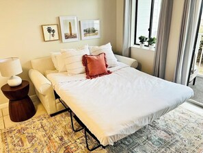 1 dormitorio, tabla de planchar con plancha, wifi y ropa de cama