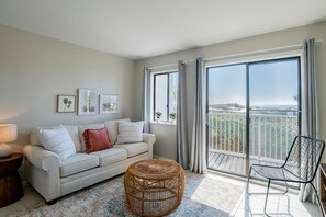 TV - Beachfront Stylish Condo - Stunning Views! Sleeps up to 6. (Gulf Shores)