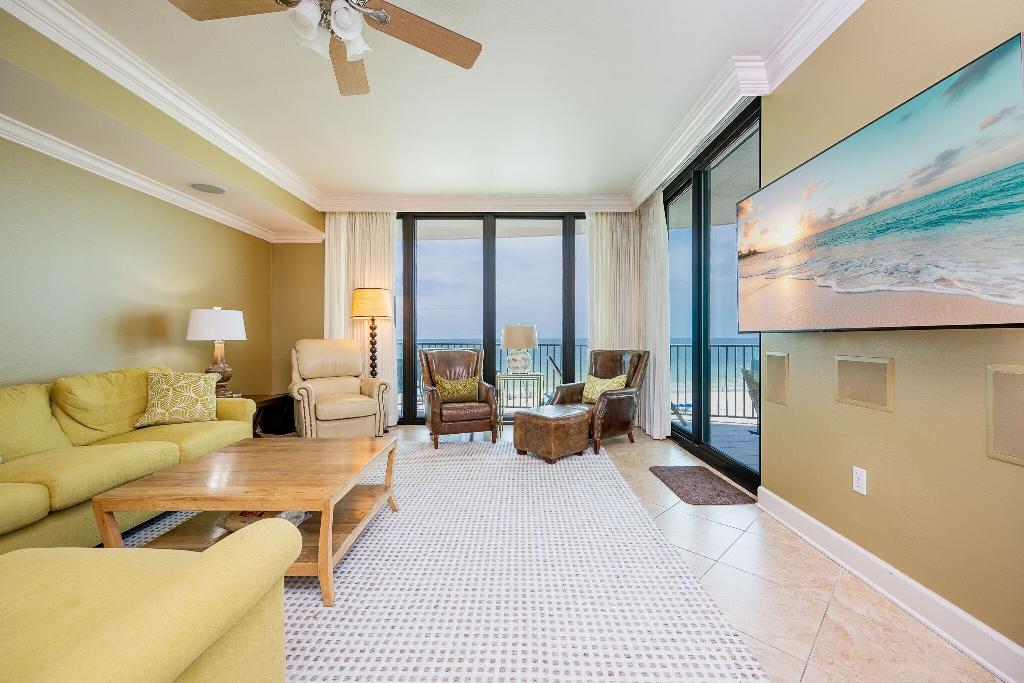 Condo, 3 phòng ngủ | Khu phòng khách | Đầu đĩa DVD 