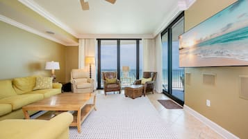 Condo, 3 phòng ngủ | Khu phòng khách | Đầu đĩa DVD