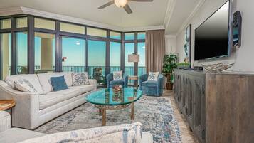 Condo, 3 Bedrooms | Living area