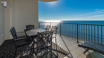 Appart'hÎtel, 3 chambres | Restauration extérieure