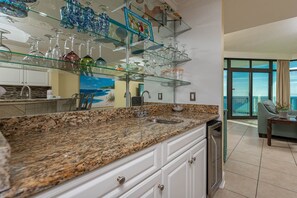 Condo, 3 habitaciones | Cocina privada | Refrigerador, horno y cafetera y tetera 