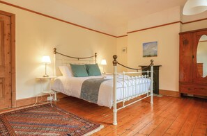 3 bedrooms, individually decorated, individually furnished, free WiFi - Church View (Buxton)