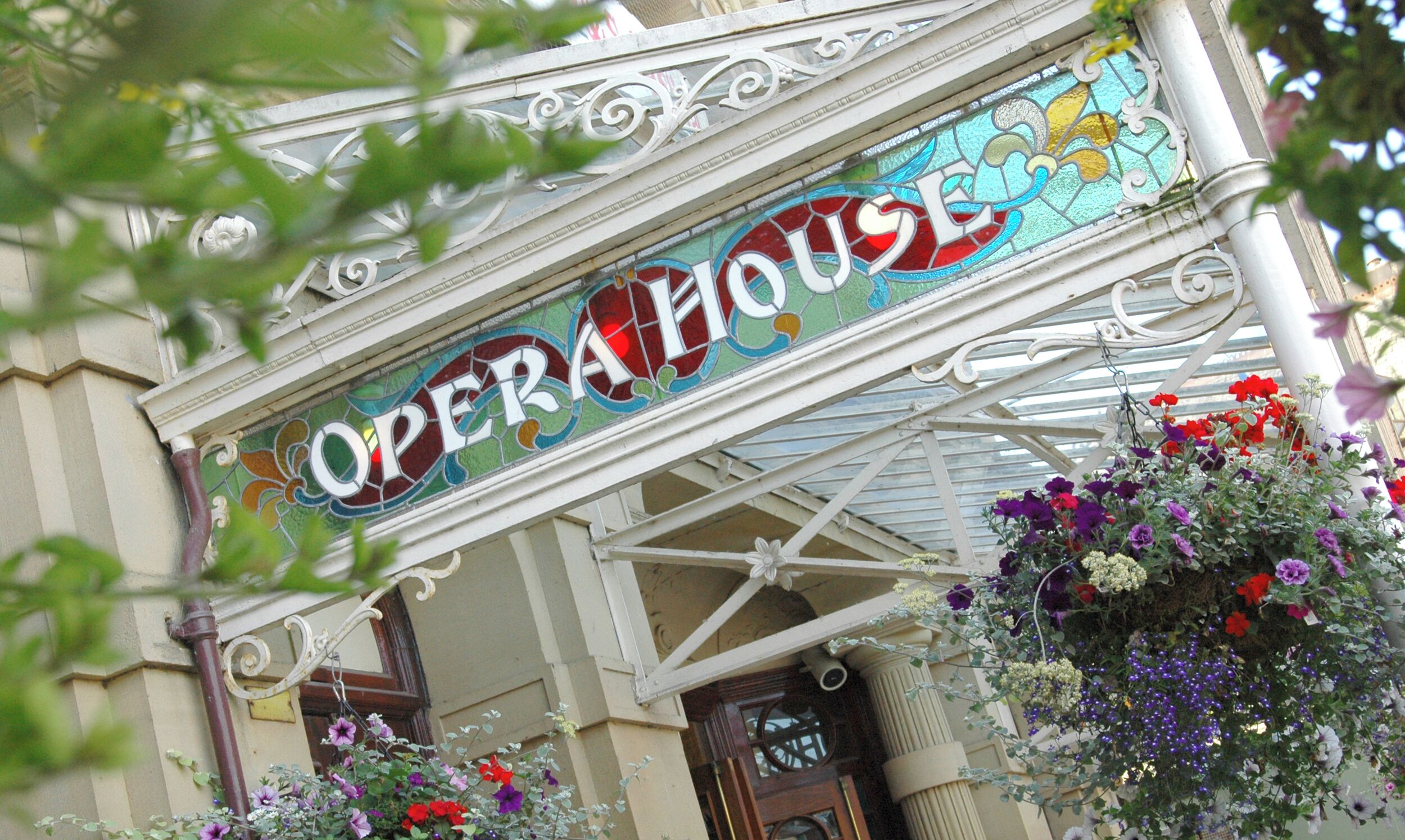 Un edificio con fachada ornamentada y un cartel que dice "OPERA HOUSE".