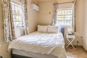 1 Schlafzimmer, Zimmersafe, Schreibtisch, Bügeleisen/Bügelbrett