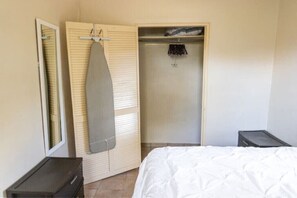 1 Schlafzimmer, Zimmersafe, Schreibtisch, Bügeleisen/Bügelbrett