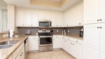 Condo, 4 phòng ngủ | Bếp riêng | Tủ lạnh, lò nướng, dụng cụ pha cà phê/trà