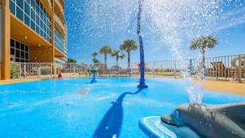 Una piscina techada, una piscina al aire libre