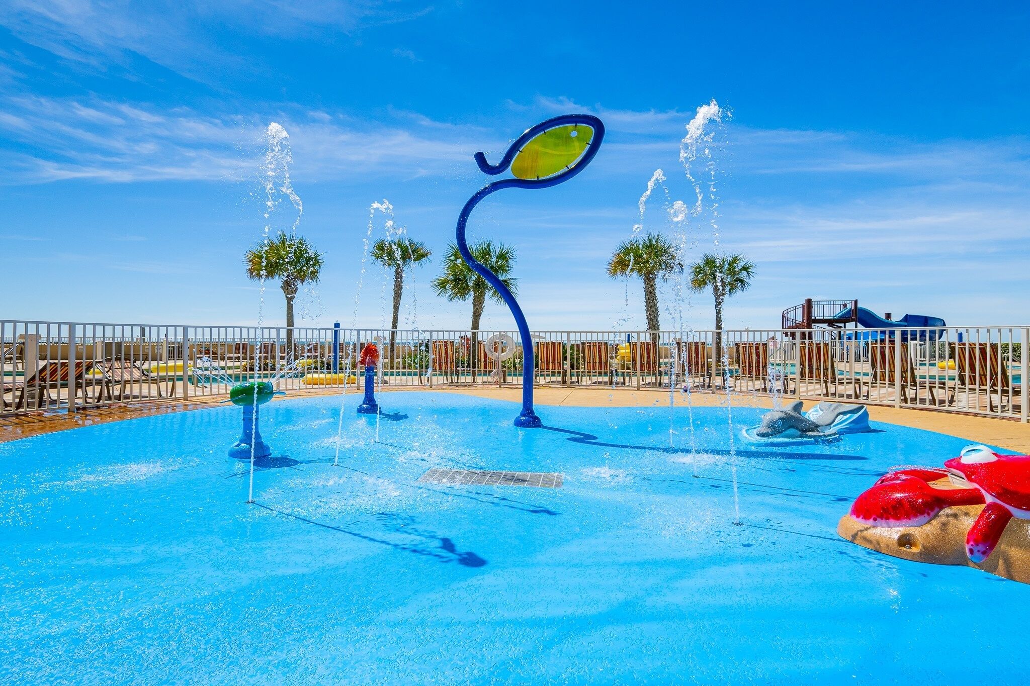 Un parco acquatico con numerose attrazioni, tra cui fontane e un’onda piscina.