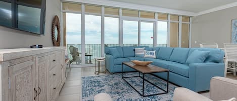 Condo, 2 habitaciones | Área de sala de estar | Reproductor de DVD