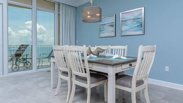 Condo, 2 Bedrooms | Dining