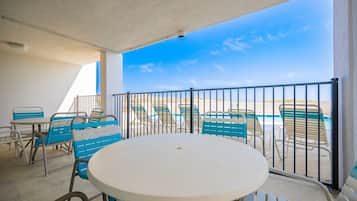 Condo, 2 Bedrooms | Tempat makan luar