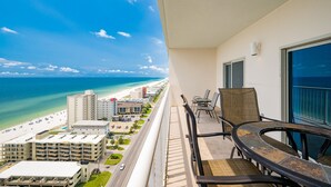 Ein Balkon mit Blick auf Strand und Meer.