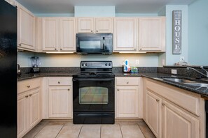 Condo, 2 habitaciones | Cocina privada | Refrigerador, horno y cafetera y tetera
