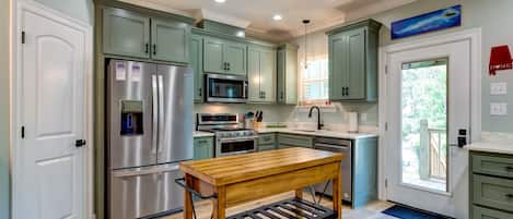 House, 4 Bedrooms | Private kitchen