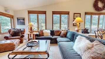 Condo, 5 Bedrooms | Living area | Smart TV