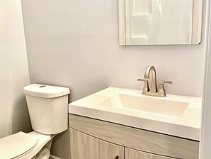 Haartrockner, Handtücher, Seife, Toilettenpapier