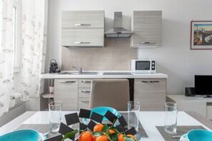 Réfrigérateur, four à micro-ondes, un four, surface de cuisson