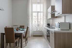 Réfrigérateur, four à micro-ondes, un four, surface de cuisson