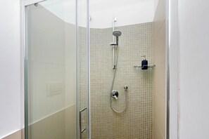 Dusche, Haartrockner, Bidet, Handtücher