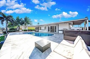 Terrace/patio - SeaSide Hideaway-Luxe Waterfront + Pool + Hot Tub - 5 mins to beach (Pompano Beach)