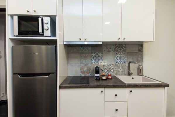 Apartment | Private kitchen | Full-sized fridge, microwave, electric kettle, cookware/dishes/utensils