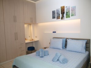 3 bedrooms, desk, iron/ironing board, WiFi