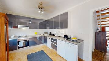 Een koelkast, een microgolfoven, een oven, een vaatwasser