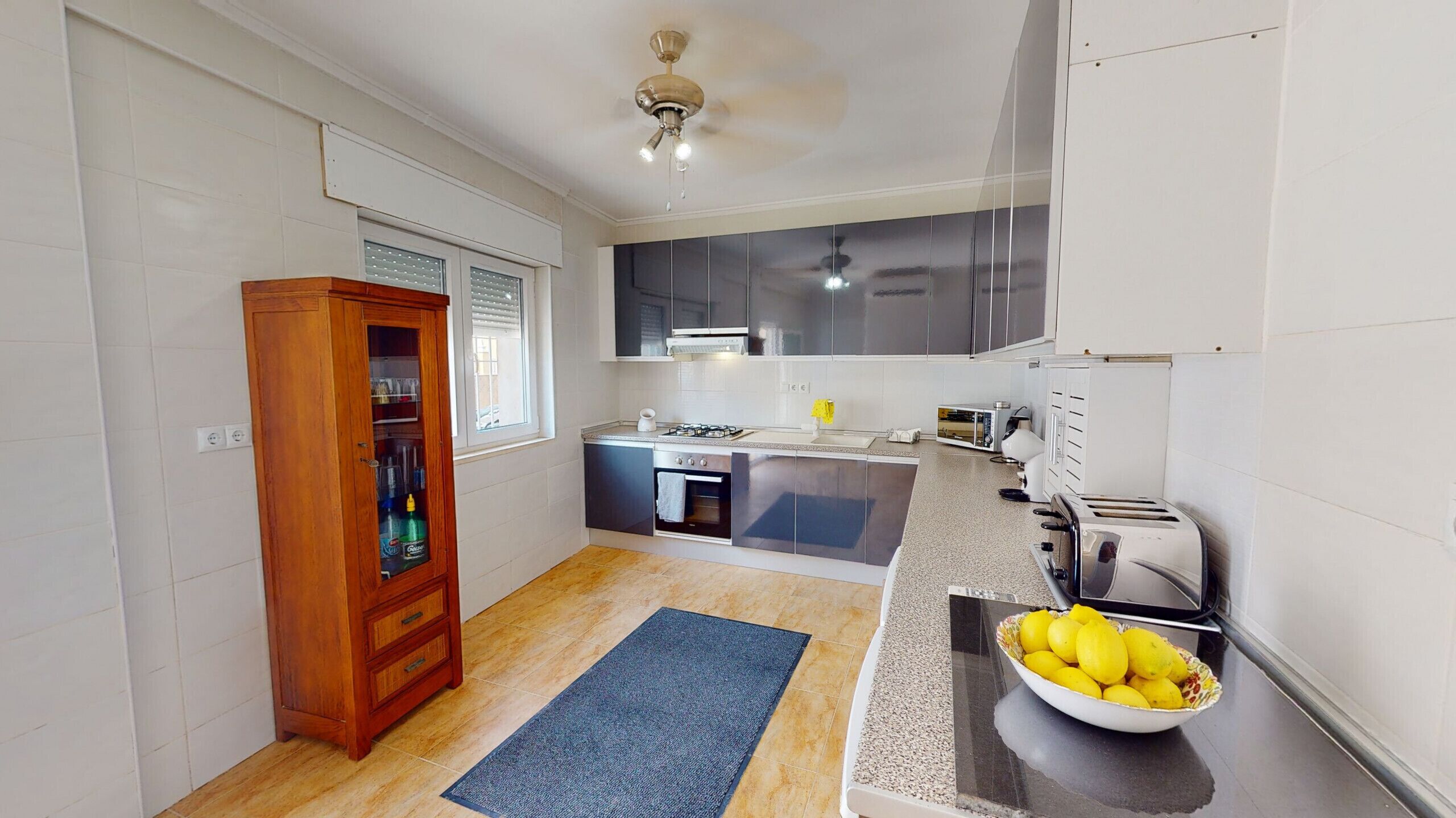 Een koelkast, een magnetron, een oven, een vaatwasser