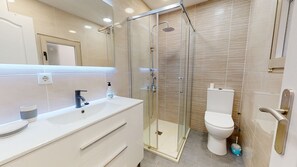 Bathtub, towels - Casa de Lago - A Murcia Holiday Rentals Property (Los Nietos)