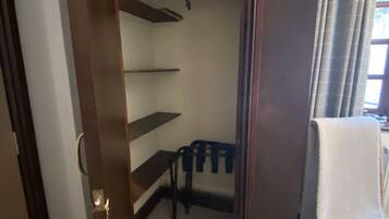 Chambre Luxe avec lits jumeaux, salle de bains attenante | Équipements de la chambre