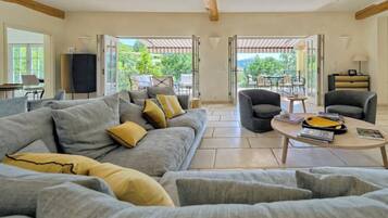 Télévision, cheminée