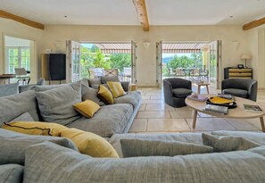 TV, fireplace - Luxury Stay in Cote Dazur, Provence-alpes-côte D'azur, France (Provence-Alpes-Côte d'Azur)