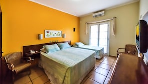Habitación triple estándar | Minibar, caja de seguridad en la habitación y muebles diferentes 