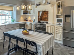 Fridge, microwave, dishwasher, high chair - 5 bedroom accommodation in Ventnor (Ventnor)